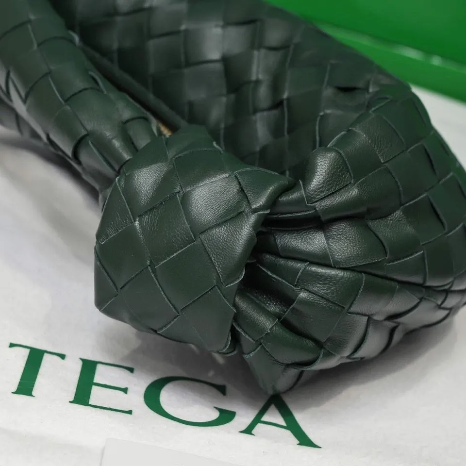 Batch 1120 BV Bottega Veneta's new early spring women's MINI JODIE handbag BV bag 🔥The new method is based on the original rounded corners, knotted with classic woven leather round hobo bag, The most iconic triangular pull-out design, using sheepskin draped soft shape, is super suitable for concave shapes~ Jodie feels really gentle to people, and is definitely the best item for daily matching. It has the same weave, new elements and twists, is compact and versatile, and is the new favorite of street style Internet celebrities! Dimensions: 23x28x8 Model: 6699-1